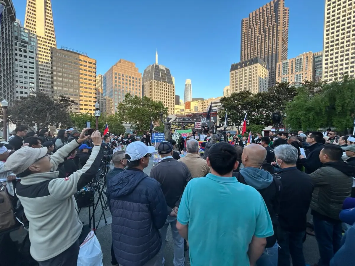 Cientos de personas se reúnen en Portsmouth Square, en San Francisco, el 3 de junio de 2025, para asistir a una vigilia con velas en memoria de las víctimas de la masacre de la plaza de Tiananmen. (Nathan Su/The Epoch Times).