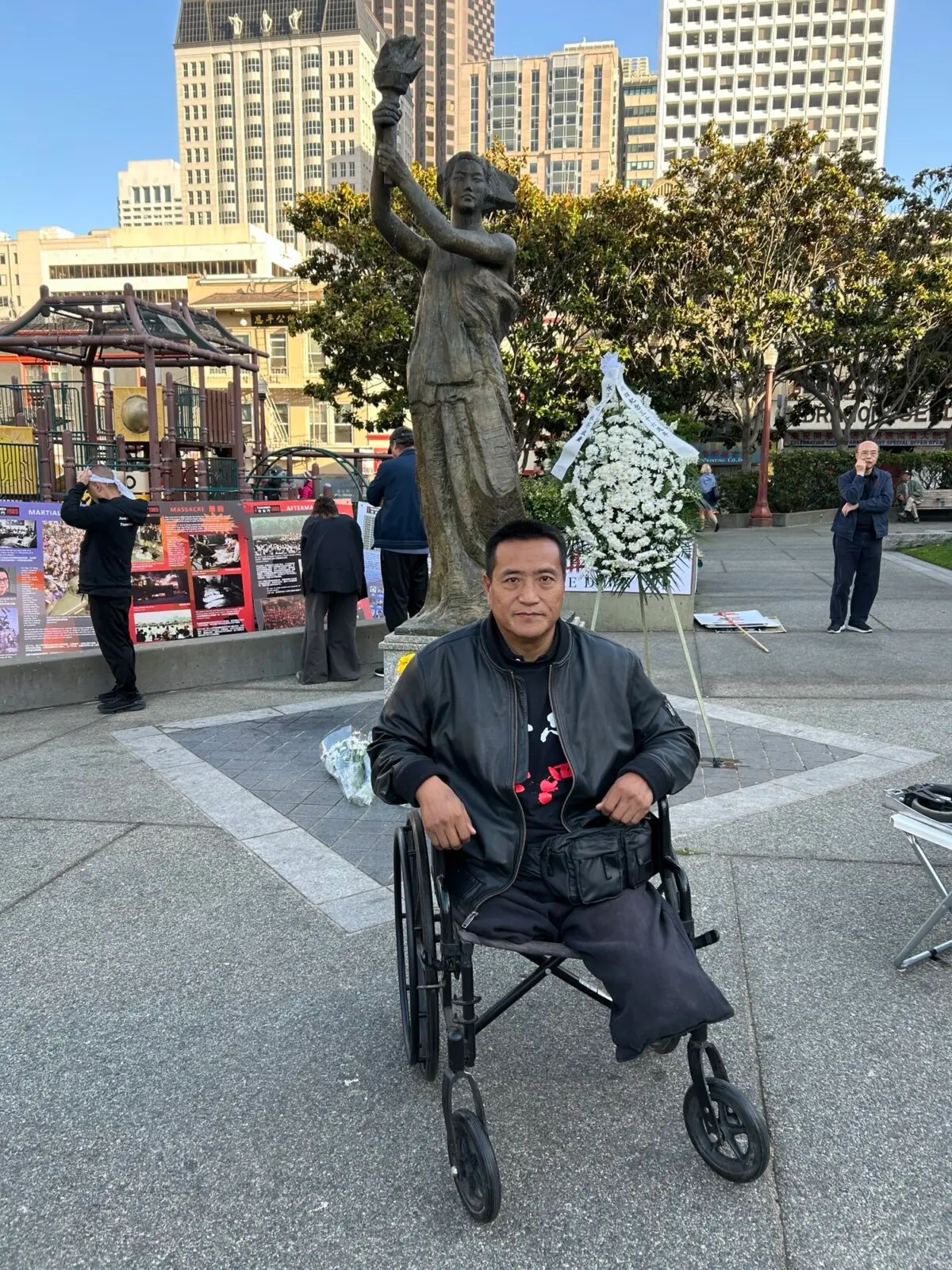 Fang Zheng, un activista prodemocracia cuyas piernas fueron aplastadas por un tanque militar chino durante la masacre de la plaza de Tiananmen, asiste a la vigilia con velas en Portsmouth Square, en San Francisco, el 3 de junio de 2025. (Nathan Su/The Epoch Times).