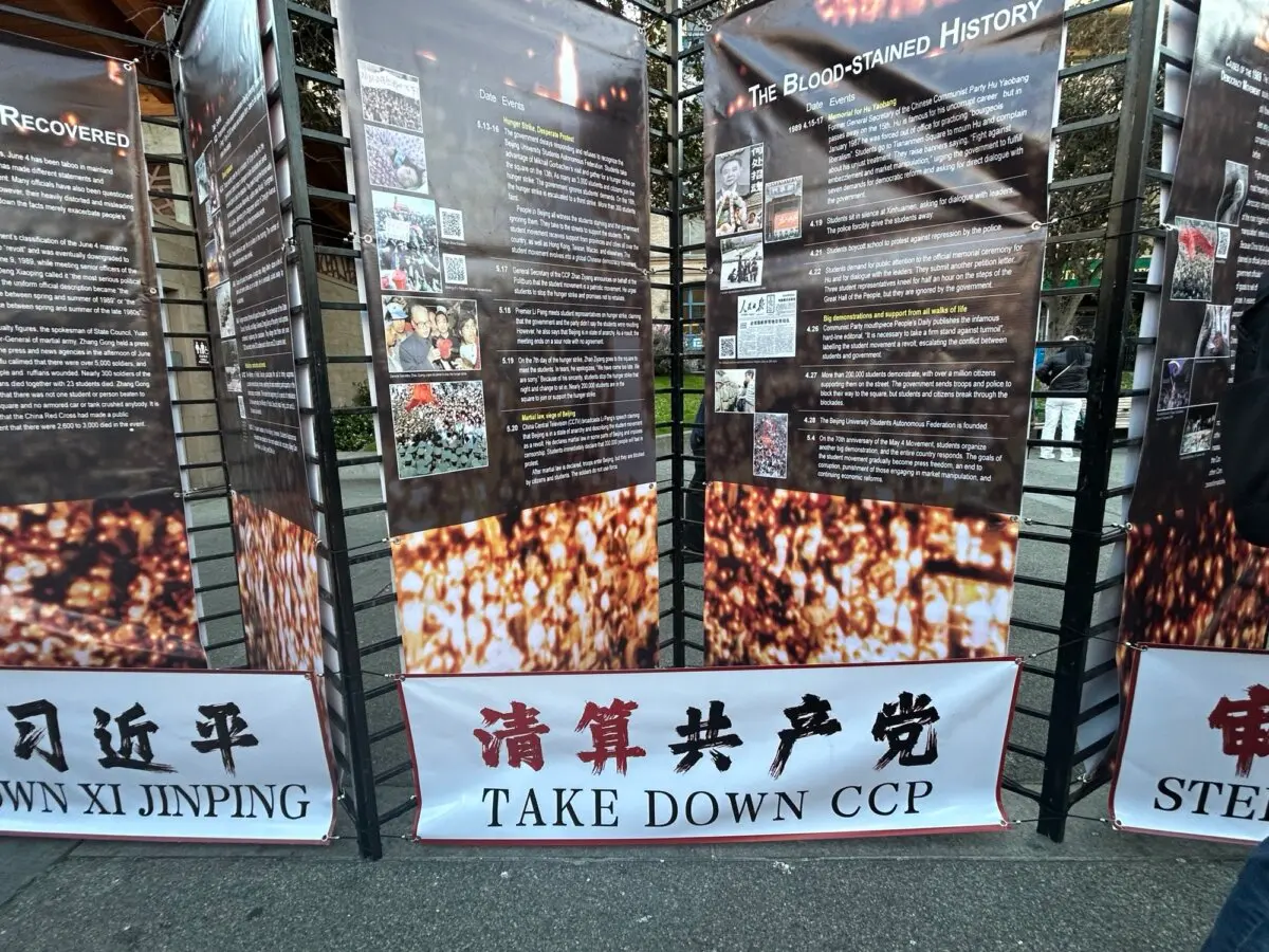 Pancartas en la vigilia con velas en Portsmouth Square, en San Francisco, el 3 de junio de 2025. (Nathan Su/The Epoch Times).