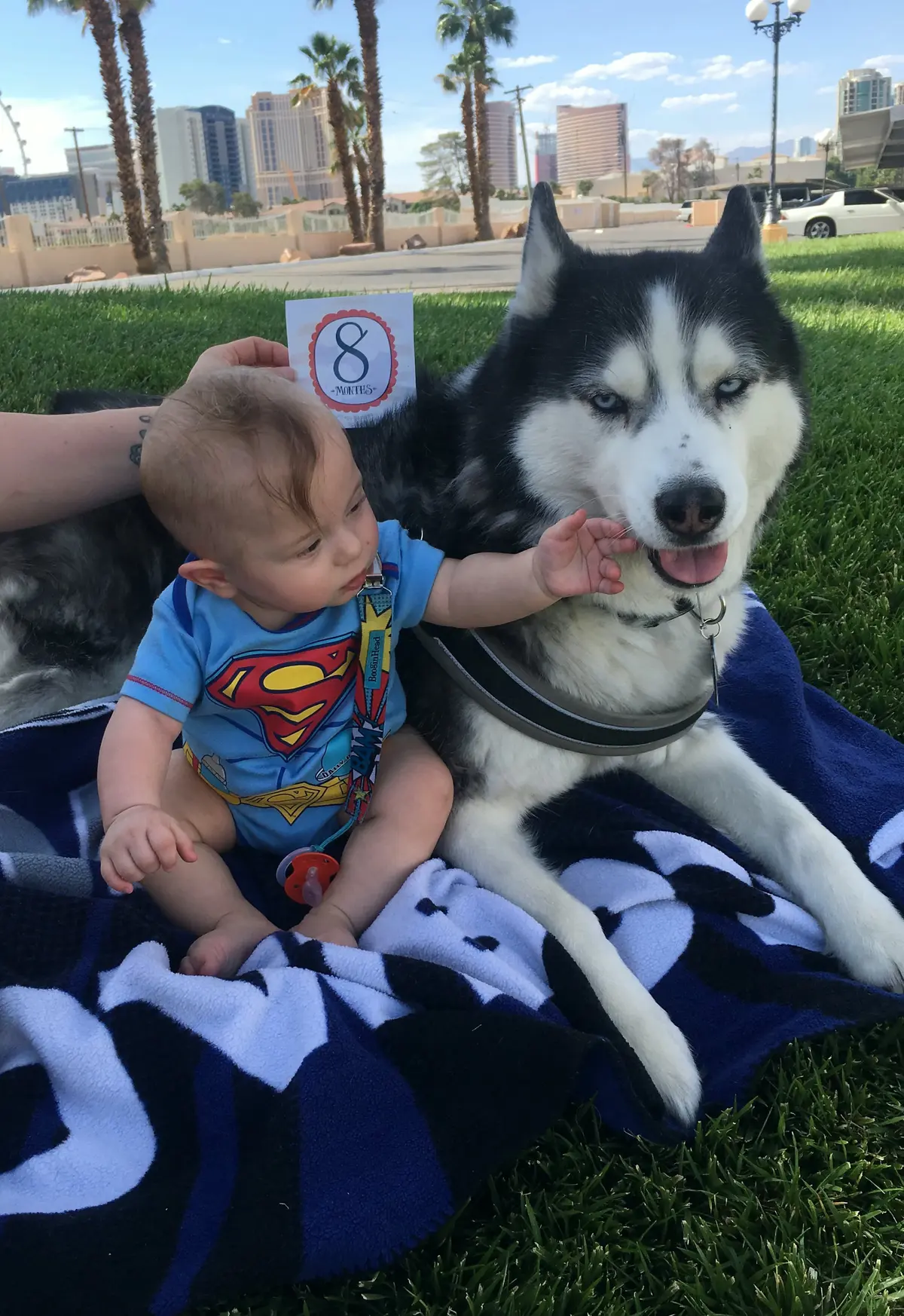 Jayden con su perro, Teddy. ©SWNS