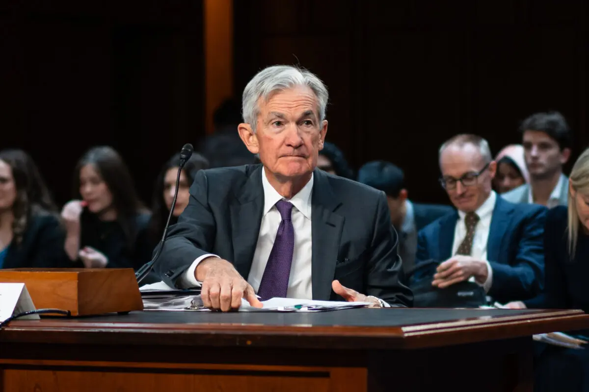 El presidente de la Reserva Federal, Jerome Powell, tras testificar ante el Comité Senatorial de Banca, Vivienda y Asuntos Urbanos en el Capitolio, en Washington, el 11 de febrero de 2025. (Madalina Vasiliu/The Epoch Times)