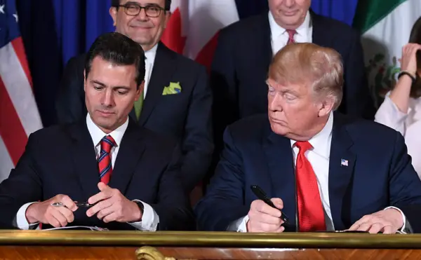 El entonces presidente de México, Enrique Peña Nieto (izq.), y el presidente de Estados Unidos, Donald Trump, firman un nuevo tratado de libre comercio en Buenos Aires, el 30 de noviembre de 2018, en el marco de la Cumbre de Líderes del G20. El acuerdo renovado, llamado Tratado entre Estados Unidos, México y Canadá (T-MEC), se parece mucho al que reemplaza. Sin embargo, se han realizado suficientes ajustes como para que Trump declare victoria en nombre de los trabajadores estadounidenses que, según él, fueron engañados por el TLCAN. (SAUL LOEB/AFP vía Getty Images)