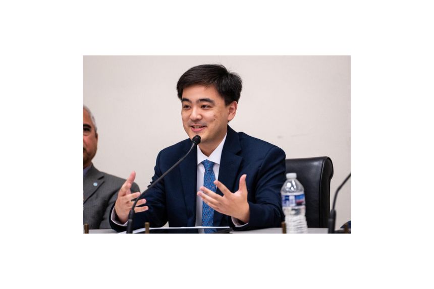 Mark Yang, investigador y responsable de defensa del Centro de Información de Falun Dafa, habla durante un evento sobre la escalada de la represión transnacional del Partido Comunista Chino, en el Capitolio, el 6 de junio de 2025. (Madalina Vasiliu/The Epoch Times)