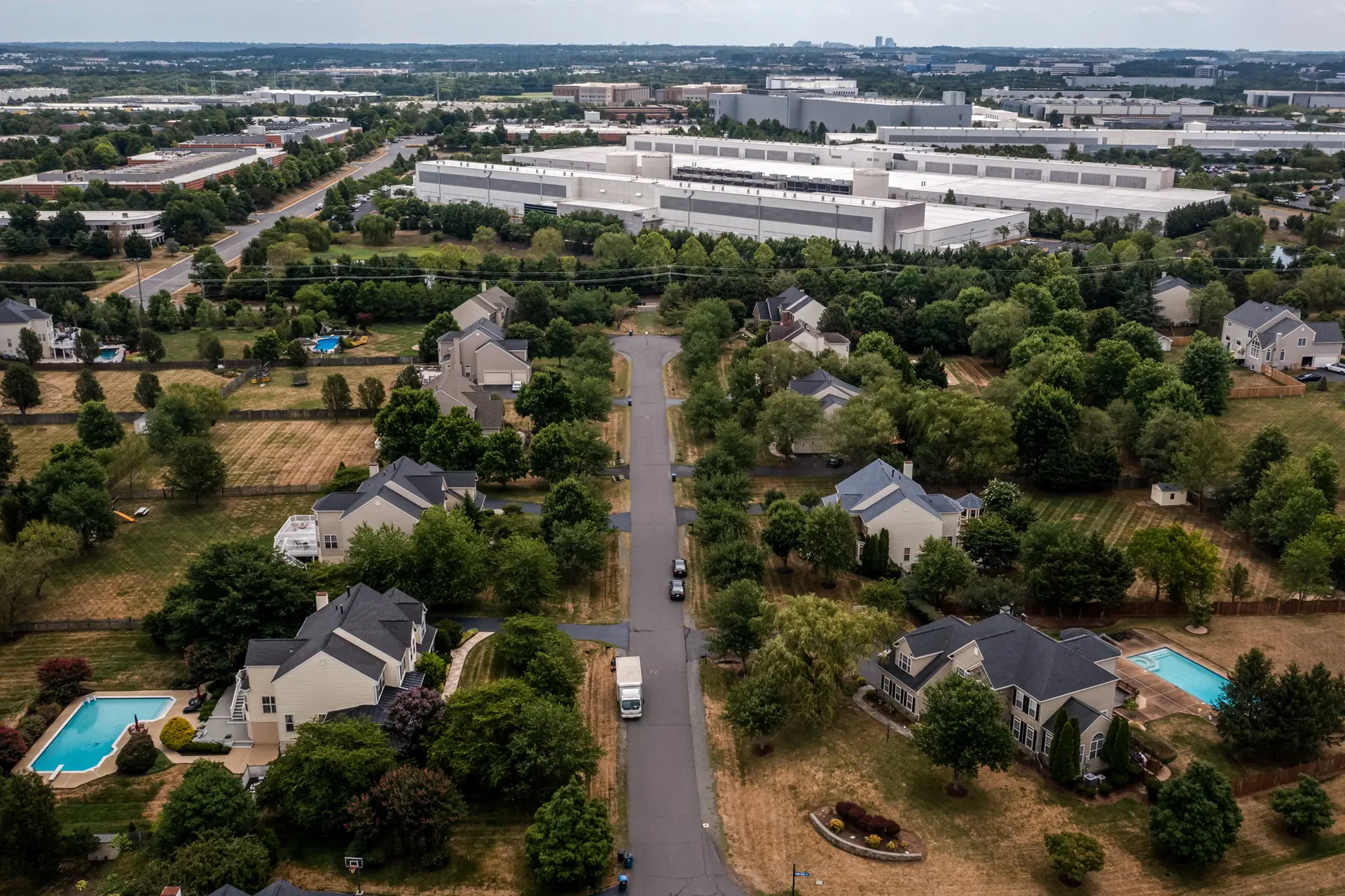 En una vista aérea, se ven centros de datos cerca de un barrio de Ashburn, Virginia, el 17 de julio de 2024. El norte de Virginia, conocido como "Data Center Alley", alberga la mayor concentración de centros de datos del mundo. (Nathan Howard/Getty Images)