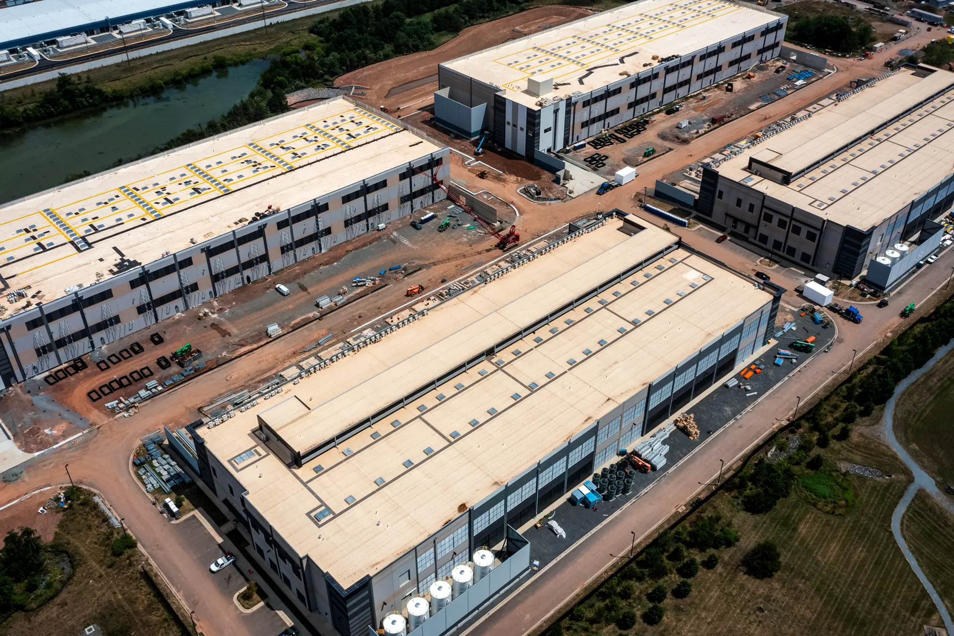 Vista aérea de un centro de datos de Amazon Web Services en Stone Ridge, Virginia, el 17 de julio de 2024. En marzo de 2025, Estados Unidos contaba con 5426 centros de datos, una cifra que, según las previsiones del Departamento de Energía, se triplicará para 2028. La construcción de centros de datos para alimentar la computación en la nube se ha convertido en una prioridad nacional debido al auge del uso de la inteligencia artificial, aunque este boom se enfrenta a obstáculos como la oposición local y la escasez de energía. (Nathan Howard/Getty Images)
