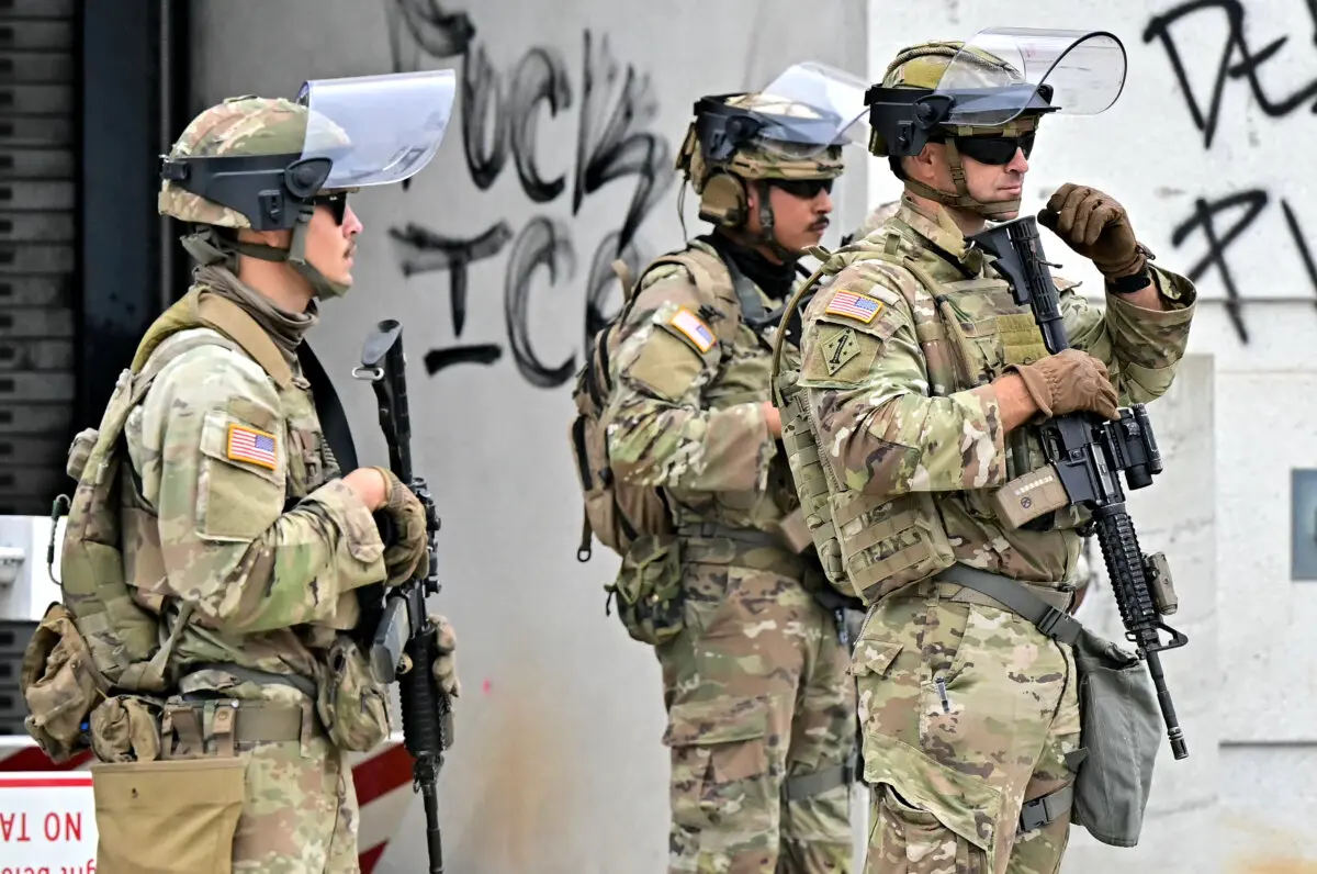 Miembros de la Guardia Nacional montan guardia frente al Centro Metropolitano de Detención en el centro de Los Ángeles el 8 de junio de 2025. (Frederic J. Brown/AFP a través de Getty Images)