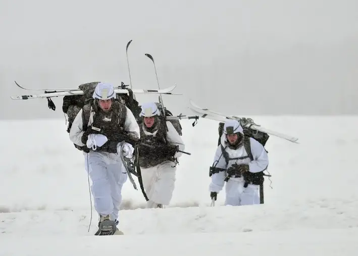 Paracaidistas asignados a la 1.° División Aerotransportada entrenan en condiciones árticas en la Base Conjunta Elmendorf-Richardson, Alaska. (Ejército de EE. UU./John Pennell)