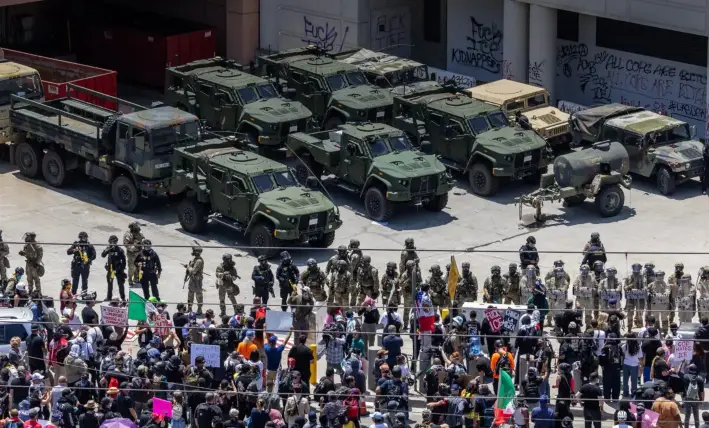 Manifestantes se enfrentan a agentes federales y miembros de la Guardia Nacional de California, en Los Ángeles, el 8 de junio de 2025. (John Fredricks/The Epoch Times)