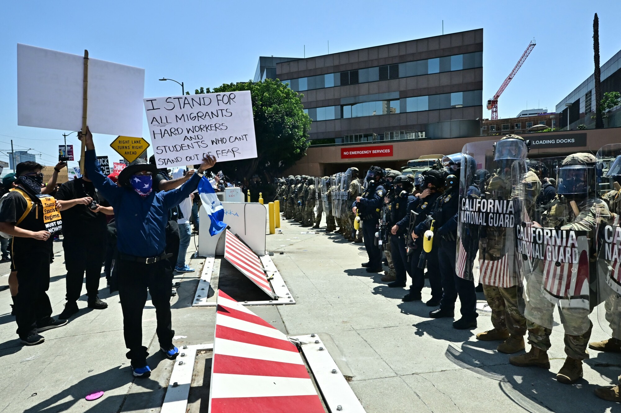 Manifestantes se enfrentan a soldados de la Guardia Nacional y a agentes de la Policía del Departamento de Seguridad Nacional (DHS) de EE. UU. en el centro de Los Ángeles, California, el 8 de junio de 2025. (Frederic J. Brown/AFP a través de Getty Images)
