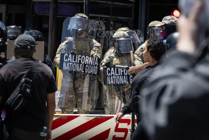 Manifestantes se enfrentan a agentes federales y miembros de la Guardia Nacional de California, en Los Ángeles, el 8 de junio de 2025. (John Fredricks/The Epoch Times)