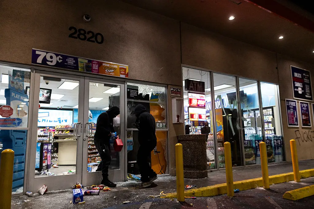 Saqueadores irrumpen en el mercado de una gasolinera en el barrio de Compton, en Los Ángeles, California, el 8 de junio de 2025. (Etienne Laurent/AFP a través de Getty Images)