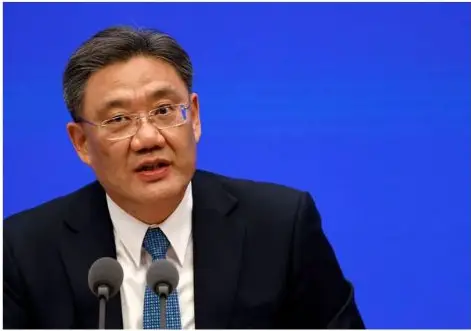 El ministro de Comercio chino, Wang Wentao, asiste a una rueda de prensa de la Oficina de Información del Consejo de Estado en Beijing, China, el 24 de febrero de 2021. (Carlos García Rawlins/Reuters)