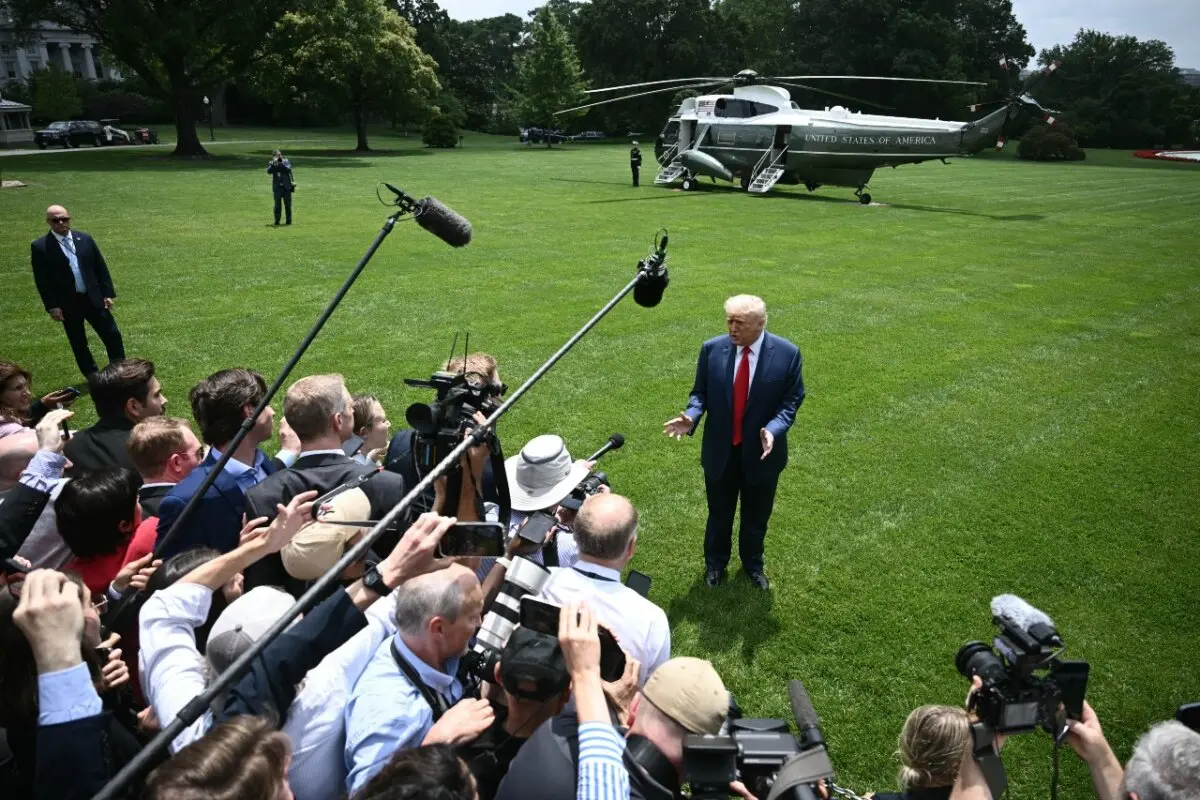 El presidente Donald Trump habla con periodistas en el Jardín Sur de la Casa Blanca en Washington el 9 de junio de 2025, tras regresar de Camp (David, Maryland. Brendan Smialowsk/AFP vía Getty Images)