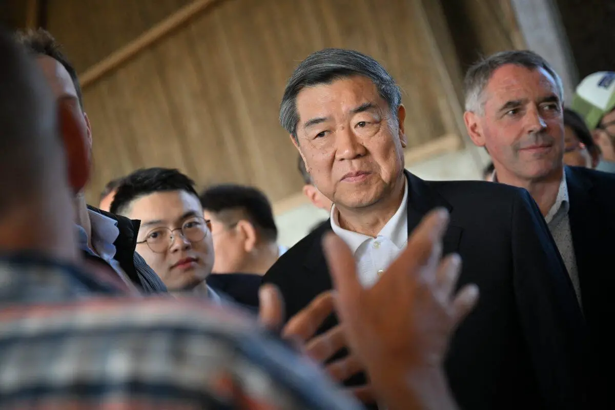 El zar económico de China, He Lifeng (C), visita la granja de un criador local en Harquency, en el norte de Francia, el 13 de mayo de 2025. (Lou Benoist/AFP a través de Getty Images)