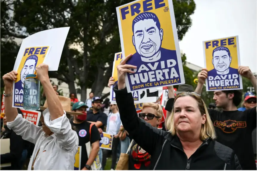 Manifestantes protestan contra el Servicio de Inmigración y Control de Aduanas de Estados Unidos (ICE) y exigen la liberación del líder sindical David Huerta, presidente de SEIU California y SEIU-USWW, quien fue arrestado el 6 de junio durante operativos federales de inmigración, en el Parque Gloria Molina Grand de Los Ángeles, el 9 de junio de 2025. (Ronaldo Schemidt/AFP vía Getty Images)