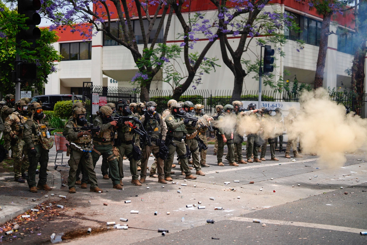 Personal de la Patrulla Fronteriza lanza gases lacrimógenos durante una manifestación por las decenas de detenidos en una operación de las autoridades federales de inmigración el día anterior en el barrio de Paramount, en Los Ángeles, el 7 de junio de 2025. (Eric Thayer/ Foto de AP)