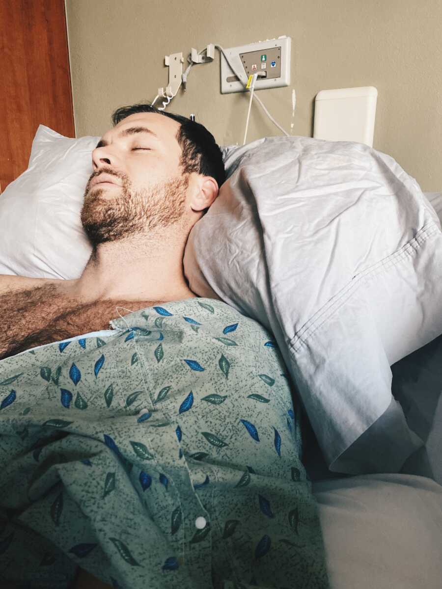 Jason Lang en el hospital. (Cortesía de <a href="https://www.instagram.com/aleck_lang/" target="_blank" rel="noopener">Aleck Lang</a>)