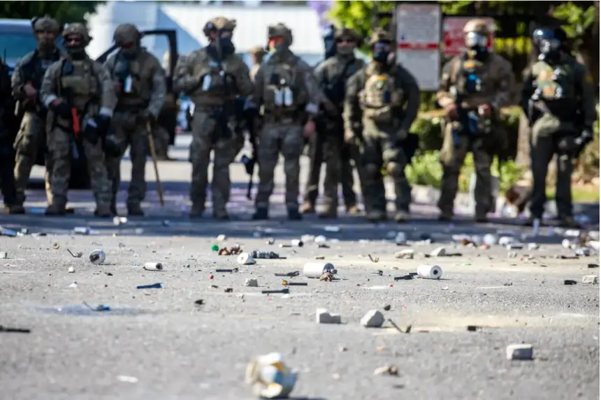 Se ven botes de gas lacrimógeno en la calle durante una protesta tras las operaciones federales de inmigración, en el barrio de Compton, en Los Ángeles, California, en la madrugada del 7 de junio de 2025. (Ringo Chiu/AFP vía Getty Images)