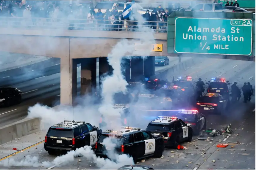 Vehículos de la Patrulla de Carreteras de California (CHP), algunos dañados, se alinean a lo largo de la autopista 101 después de que los oficiales desalojaran a los manifestantes de la zona en Los Ángeles, California, el 8 de junio de 2025. (Mario Tama/Getty Images)