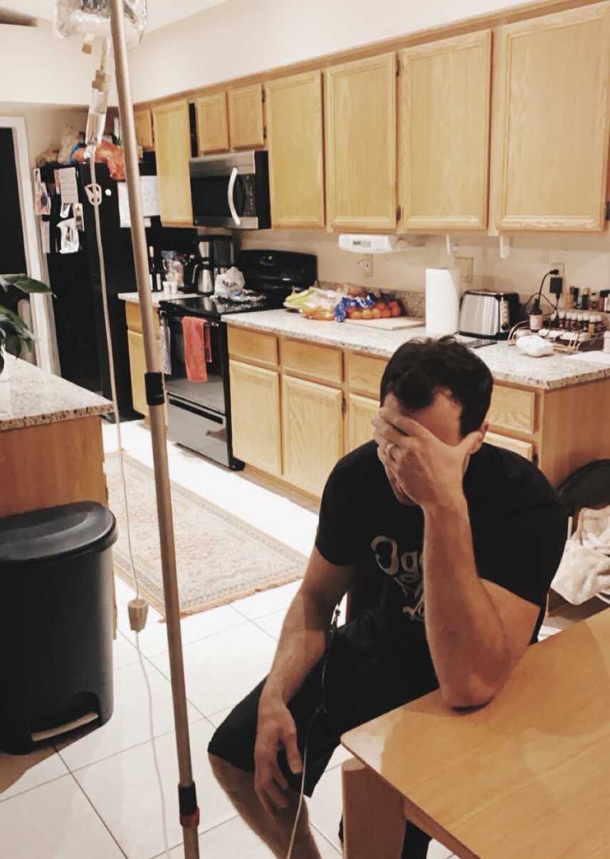 Jason Lang se recupera en casa. (Cortesía de <a href="https://www.instagram.com/aleck_lang/" target="_blank" rel="noopener">Aleck Lang</a>)