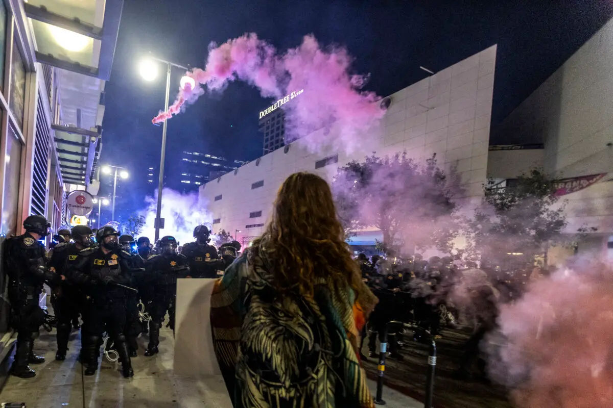 Una bomba de humo sobre una línea policial en Los Ángeles el 9 de junio de 2025. (Ringo Chiu/AFP a través de Getty Images)