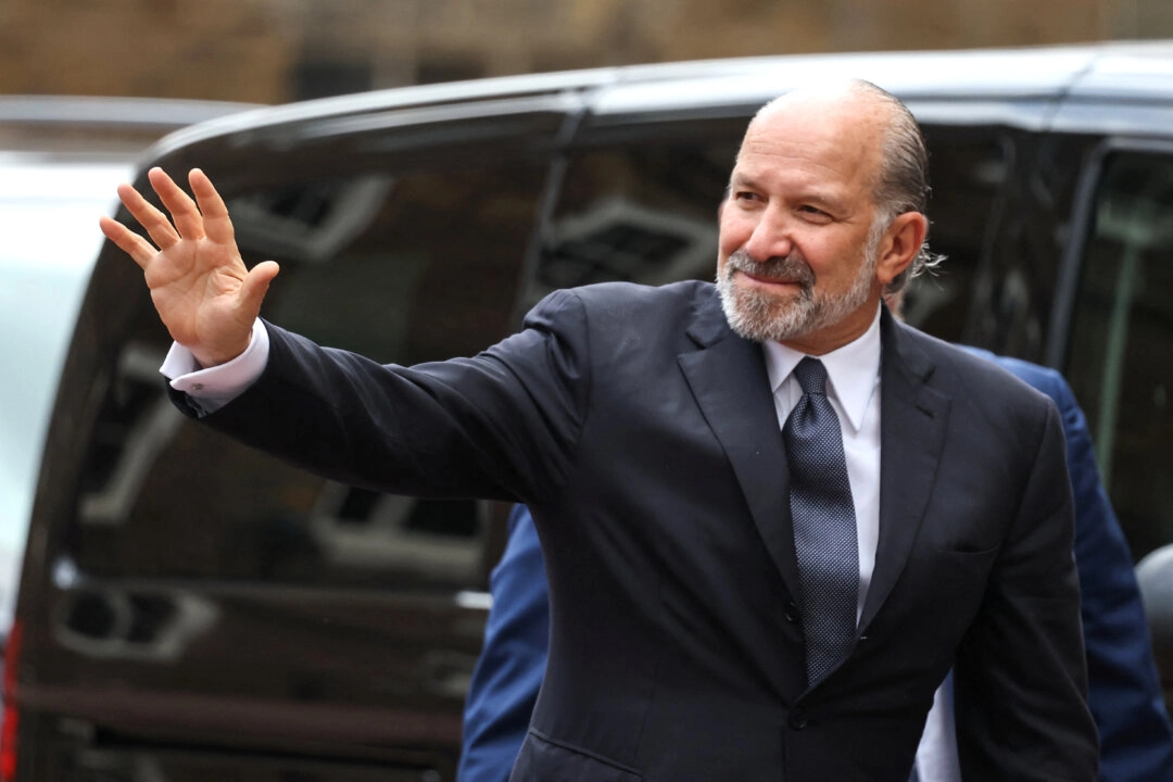 El secretario de Comercio de Estados Unidos, Howard Lutnick, saluda al llegar a Lancaster House, en la segunda jornada prevista para las negociaciones comerciales entre Estados Unidos y China, en Londres, el 10 de junio de 2025. (Toby Melville/Reuters)