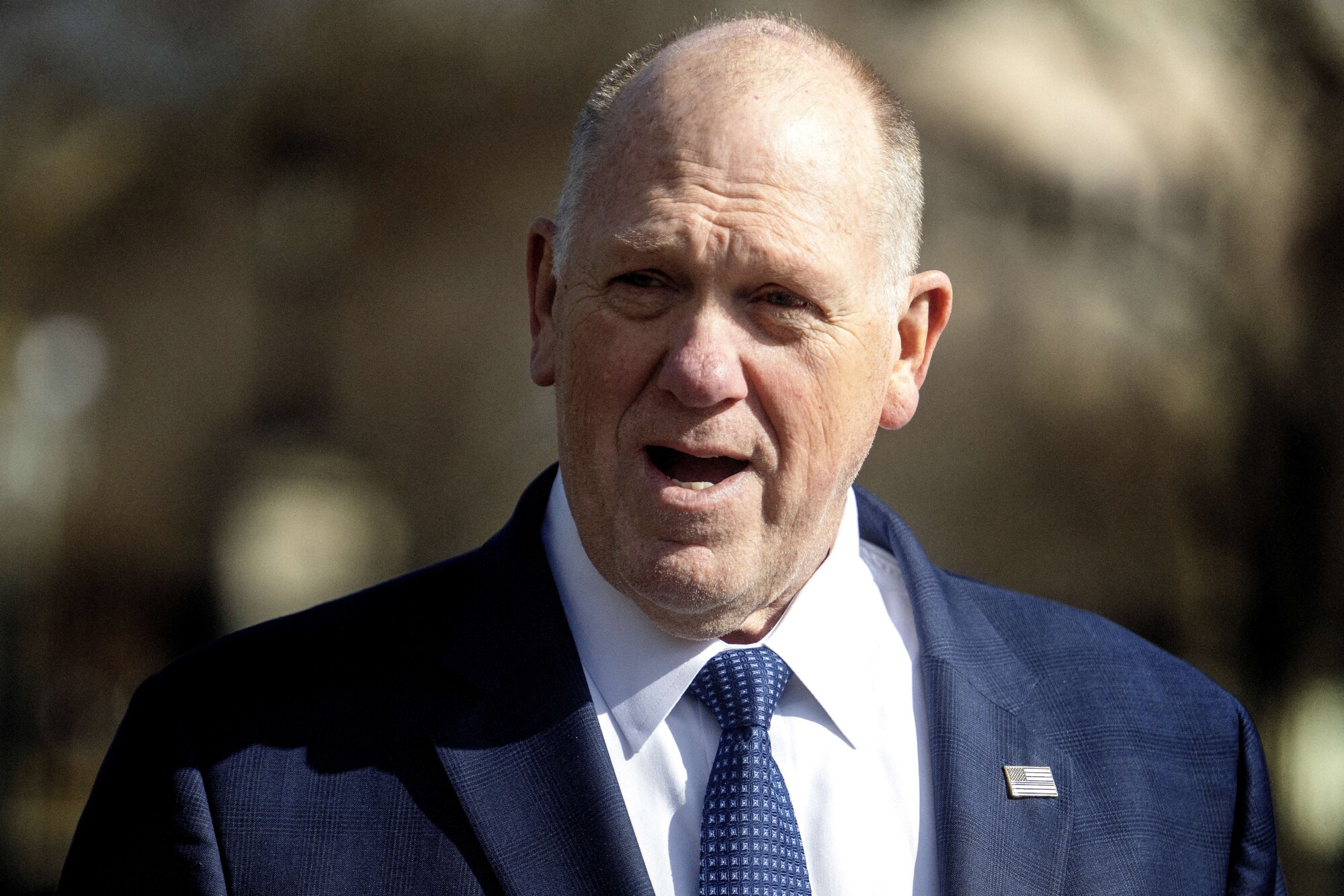 El «zar de la frontera» de la Casa Blanca, Tom Homan, habla con los periodistas fuera de la Casa Blanca en Washington el 7 de marzo de 2025. (Jim Watson/AFP a través de Getty Images)