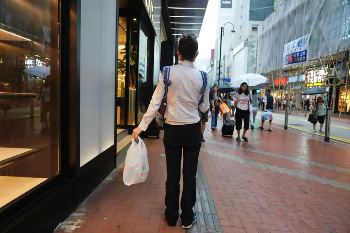 Una ciudadana llamada Cecilia acudió a Causeway Bay vestida al estilo del icónico "hombre del tanque" del incidente de Tiananmen de 1989. (Cai Wenxin/The Epoch Times).