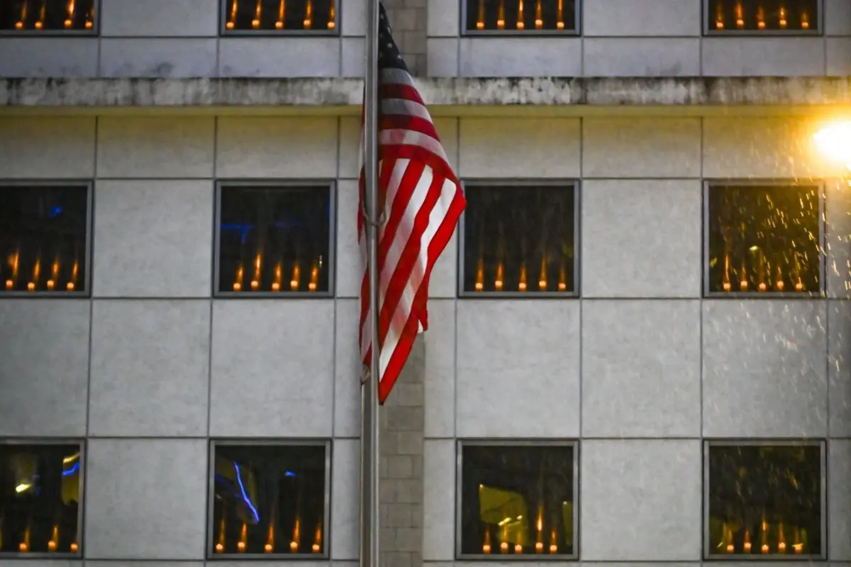 En la noche del 4 de junio, el Consulado General de Estados Unidos en Hong Kong y Macao encendió velas en sus ventanas. (Guo Weili/The Epoch Times).