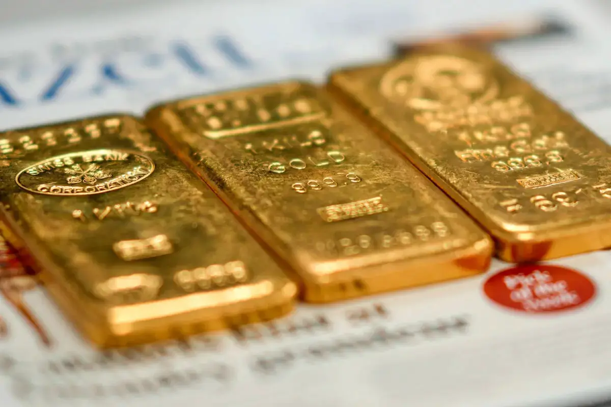 Tres lingotes de oro de 1 kilogramo en la tienda de un comerciante de oro, en Birmingham, Inglaterra, el 13 de diciembre de 2023. (Christopher Furlong/Getty Images)