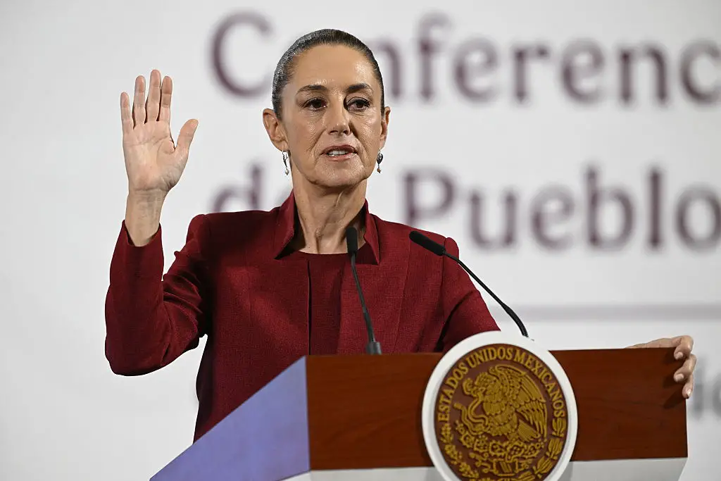 La presidenta de México, Claudia Sheinbaum, durante su rueda de prensa diaria en el Palacio Nacional de Ciudad de México el 2 de abril de 2025. (ALFREDO ESTRELLA/AFP a través de Getty Images)