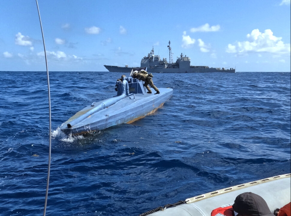 Miembros de la Guardia Costera que fueron desplegados en el USS Leyte Gulf de la Marina de EE. UU. abordan un buque semisumergible autopropulsado y confiscan 2370 kilogramos de cocaína aproximadamente a 150 millas de la costa de Guyana, el 22 de marzo de 2024. (Guardia Costera de EE. UU.)
