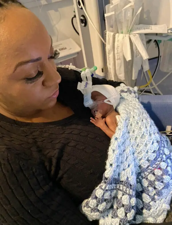 Vickie Carr con su bebé recién nacido, Larenz, en 2019. (SWNS)
