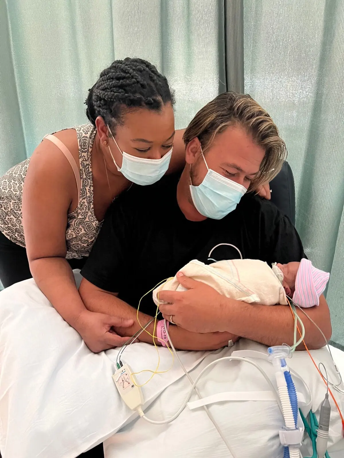 Suzy y Zachary Mack con su hijo recién nacido, Ozzy. (Cortesía de Suzy Mack)