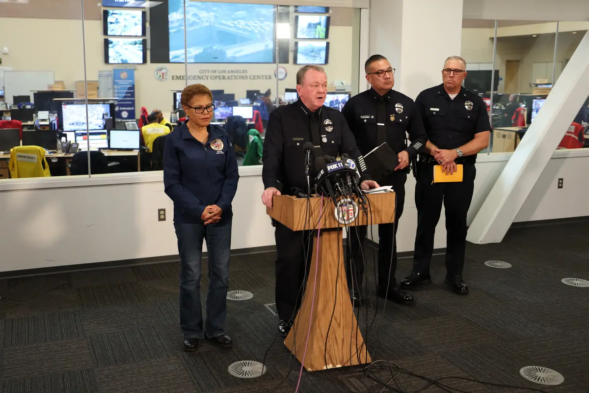 El jefe de la policía de Los Ángeles, Jim McDonnell (segundo por la izquierda), habla durante una rueda de prensa en Los Ángeles, California, el 9 de junio de 2025. (Patrick T. Fallon/AFP a través de Getty Images).