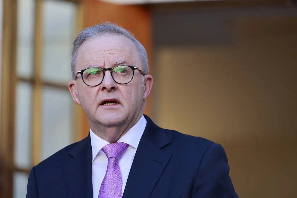 El primer ministro Anthony Albanese habla con los medios de comunicación en Canberra, Australia, el 9 de mayo de 2025. (Hilary Wardhaugh/Getty Images).