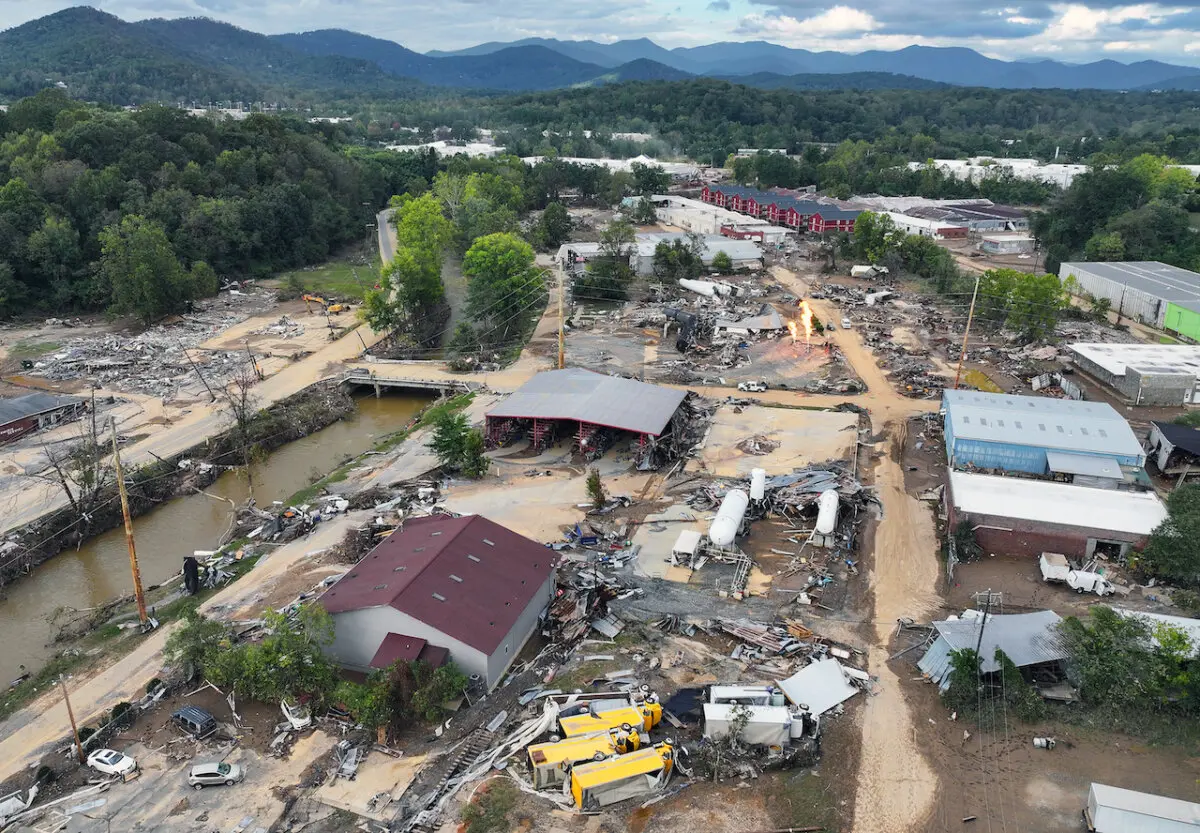 Daños causados por las inundaciones provocadas por el huracán Helene a lo largo del río Swannanoa, en Asheville, Carolina del Norte, el 3 de octubre de 2024. (Mario Tama/Getty Images).