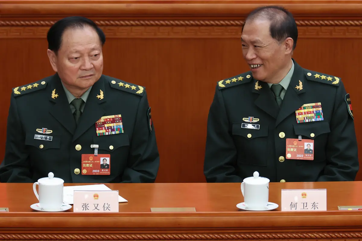 El vicepresidente de la Comisión Militar Central, Zhang Youxia, y He Weidong asisten a la quinta sesión plenaria de la Asamblea Popular Nacional, el órgano legislativo chino, en Beijing el 12 de marzo de 2023. (Lintao Zhang/Getty Images).