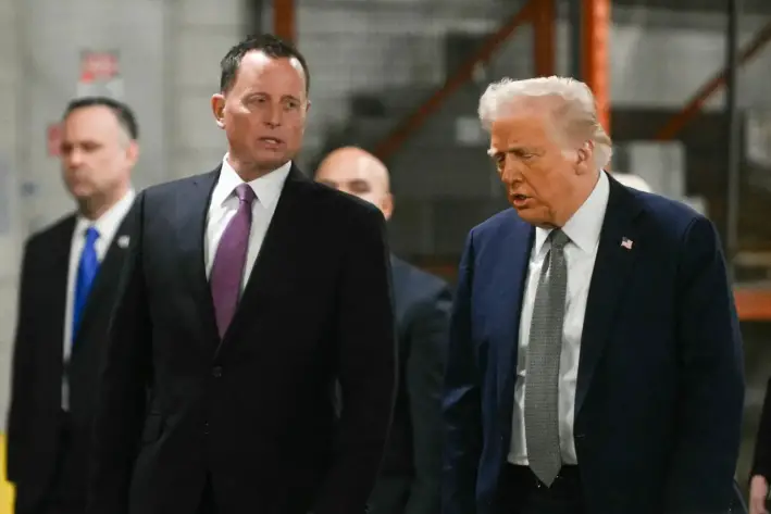 El presidente del Consejo de Administración del Kennedy Center, Richard Grenell (izquierda), con el presidente Donald Trump en Washington, el 17 de marzo de 2025. (Jim Watson/AFP a través de Getty Images)
