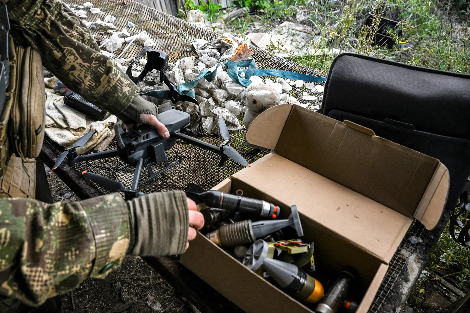 Un soldado ucraniano prepara una bomba para un dron durante la invasión rusa en Bakhmut, Ucrania, el 25 de septiembre de 2022. Los drones han desempeñado un papel clave para Ucrania en la guerra, incluido un ataque de gran repercusión mediática en junio que alcanzó bases aéreas en el interior de Rusia y dañó o destruyó el 41 por ciento de sus portadores de misiles de crucero estratégicos, según informaron funcionarios ucranianos. (Juan Barreto/AFP a través de Getty Images).