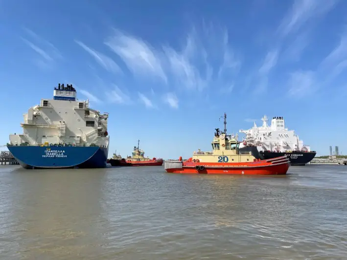 Un buque metanero es guiado por remolcadores en la unidad de exportación de GNL de Cheniere Sabine Pass, en la parroquia de Cameron, Luisiana, el 14 de abril de 2022. (Marcy de Luna/Reuters)