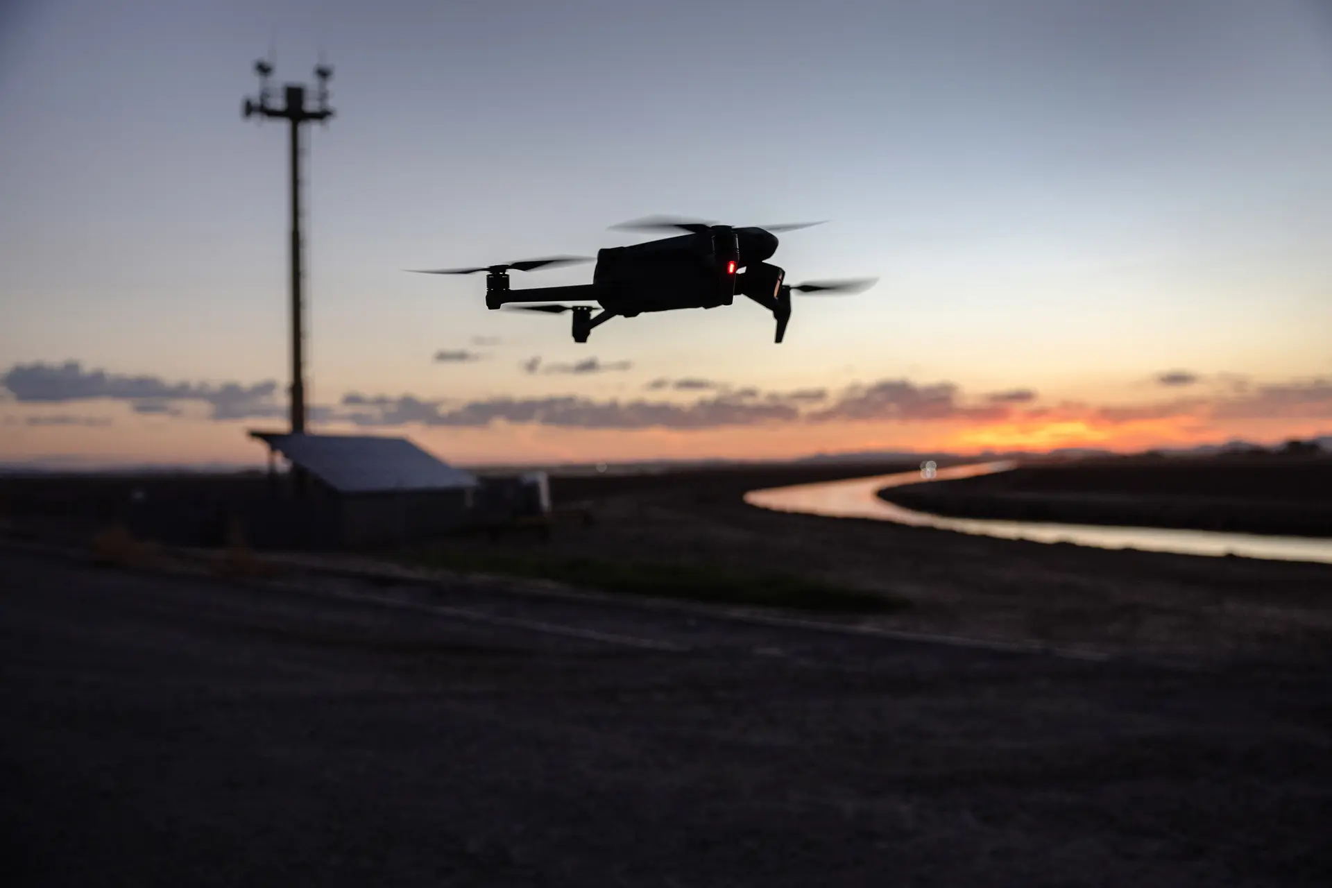 Un dron DJI Mavic 3 sobrevuela una torre de vigilancia del Gobierno estadounidense cerca de la frontera entre Estados Unidos y México, en Yuma (Arizona), el 27 de septiembre de 2022. (John Moore/Getty Images).