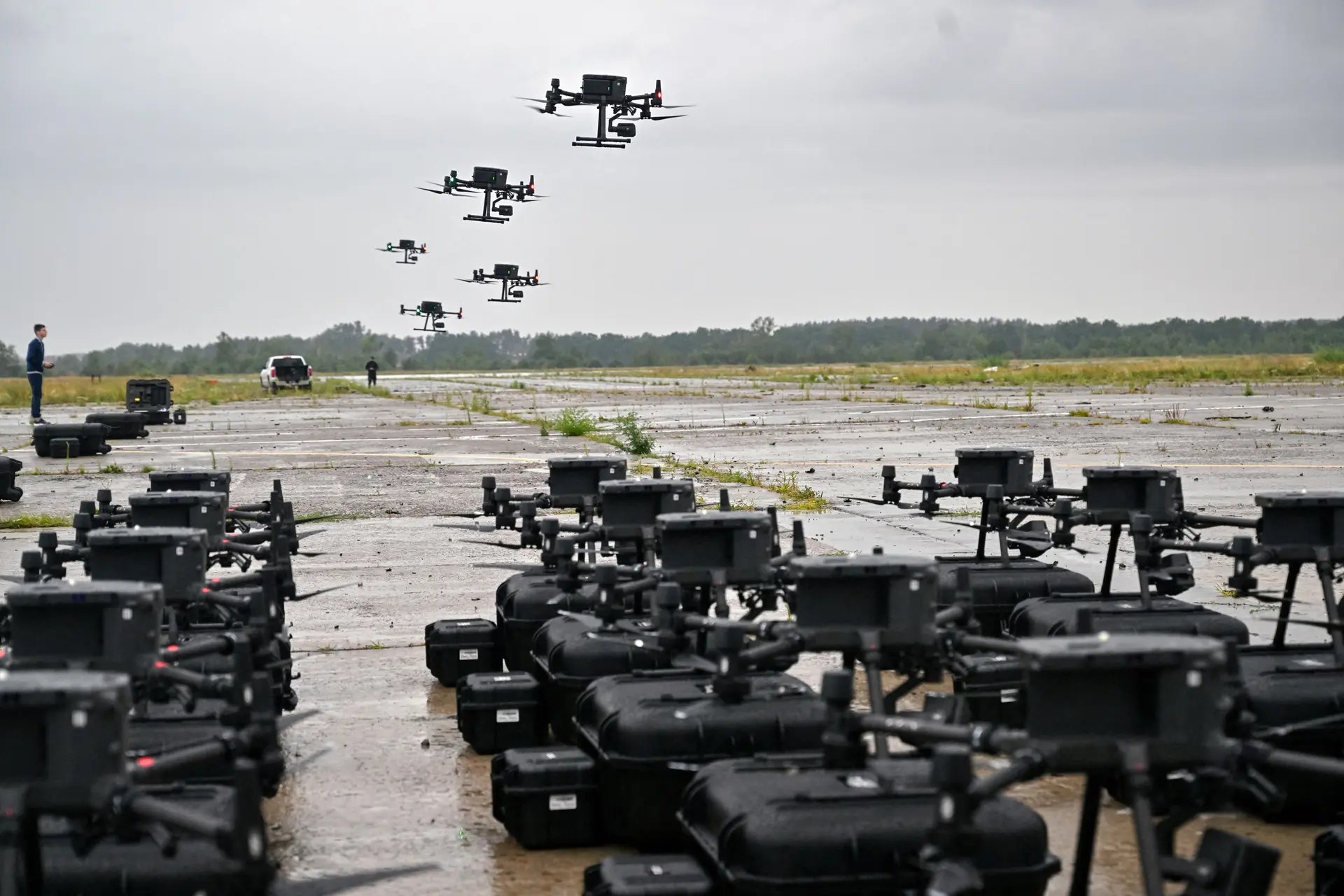 Drones de reconocimiento DJI Matrice 300, adquiridos en el marco del programa Army of Drones, durante los vuelos de prueba antes de su despliegue en la línea del frente en la región de Kiev (Ucrania), el 2 de agosto de 2022. (Sergei Supinsky/AFP a través de Getty Images).