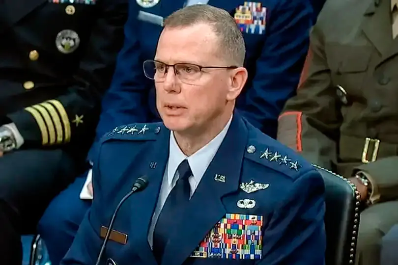 El general de la Fuerza Aérea Gregory M. Guillot testifica en una audiencia del Senado en Washington el 14 de marzo de 2024. Guillot estimó que había más de 1000 incursiones de drones al mes a lo largo de la frontera entre Estados Unidos y México. (Senado de los Estados Unidos/Captura de pantalla vía The Epoch Times).