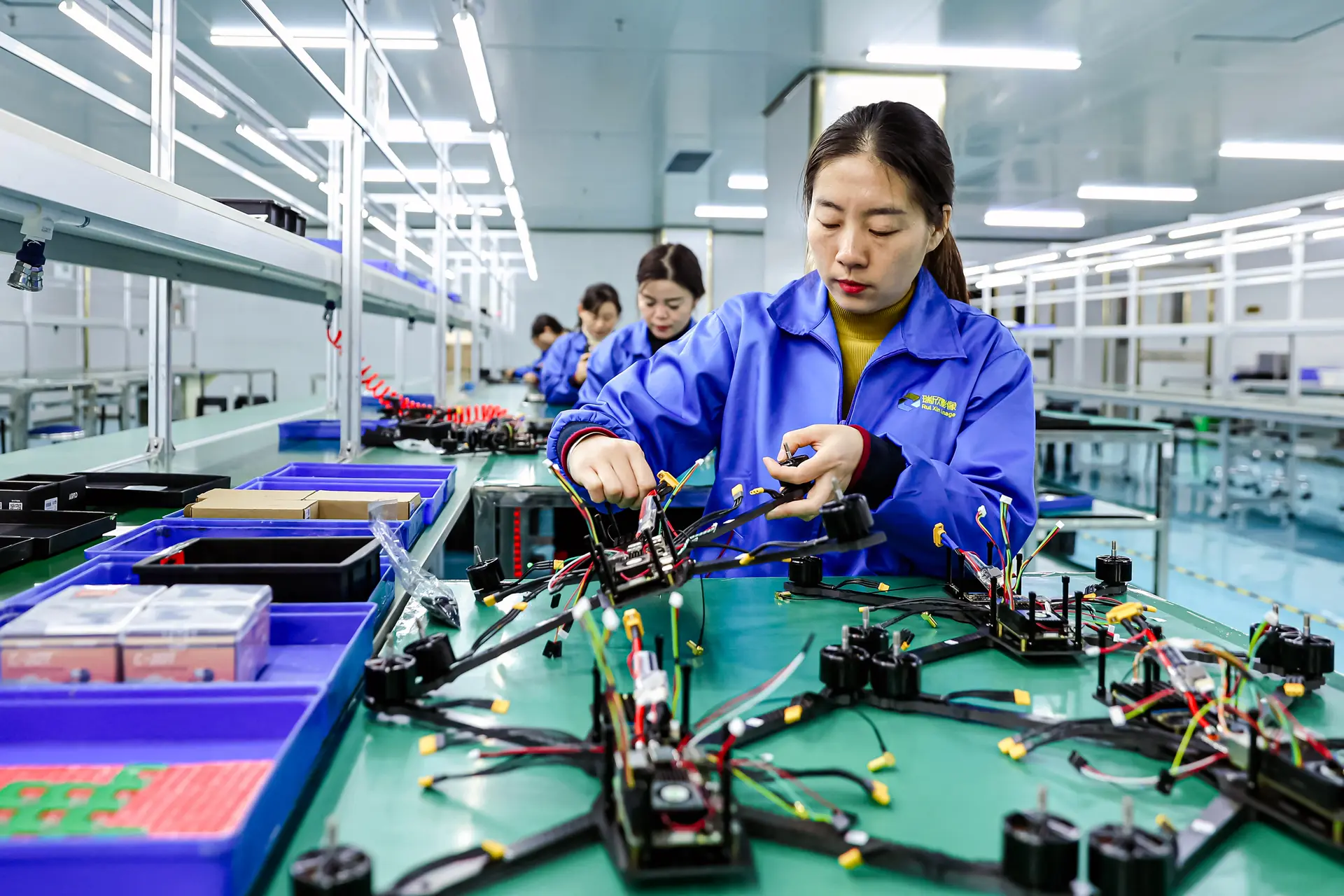 Empleados trabajan en una línea de producción de drones destinados a la exportación en una fábrica de Ruichang, provincia de Jiangxi, China, el 27 de noviembre de 2024. (STR/AFP vía Getty Images).