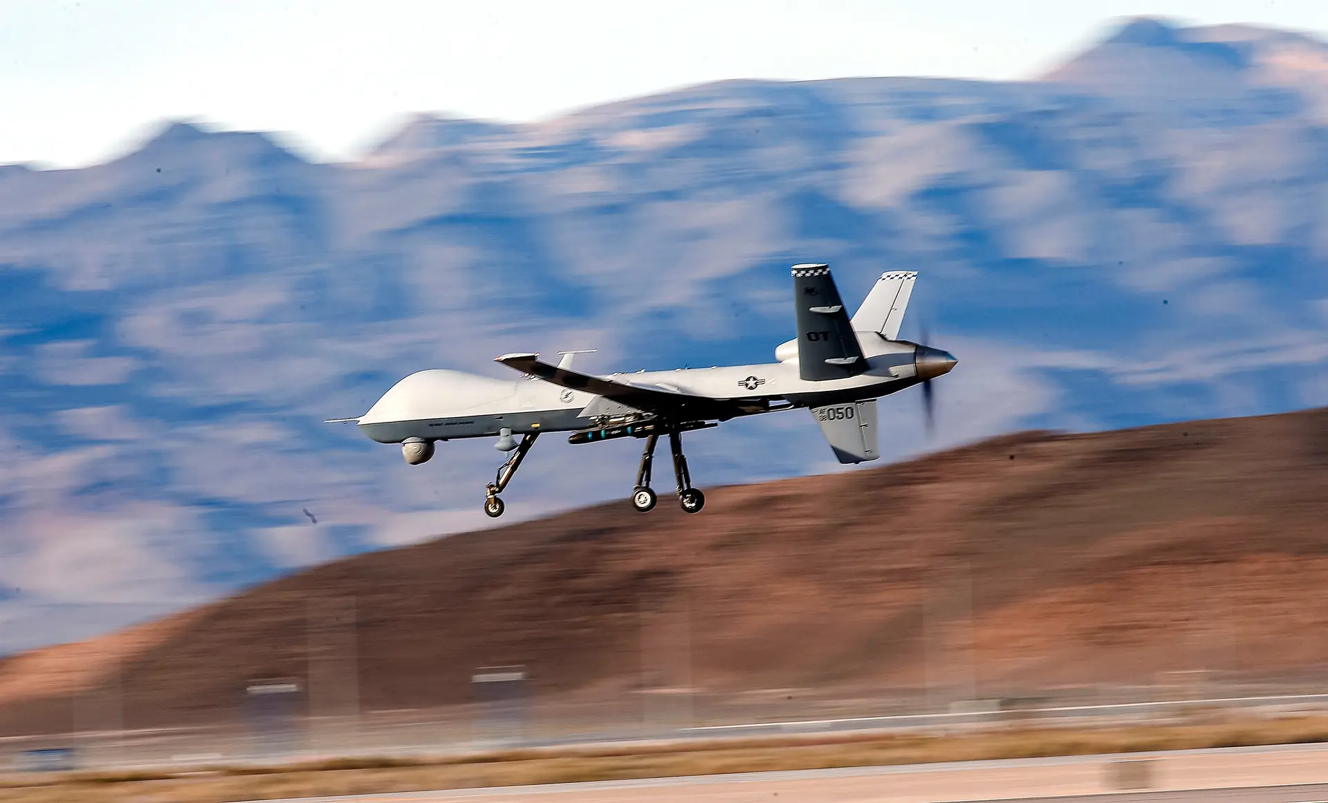Un avión pilotado a distancia (RPA) MQ-9 Reaper sobrevuela durante una misión de entrenamiento en la base aérea de Creech, en Indian Springs, Nevada, el 17 de noviembre de 2015. (Isaac Brekken/Getty Images).
