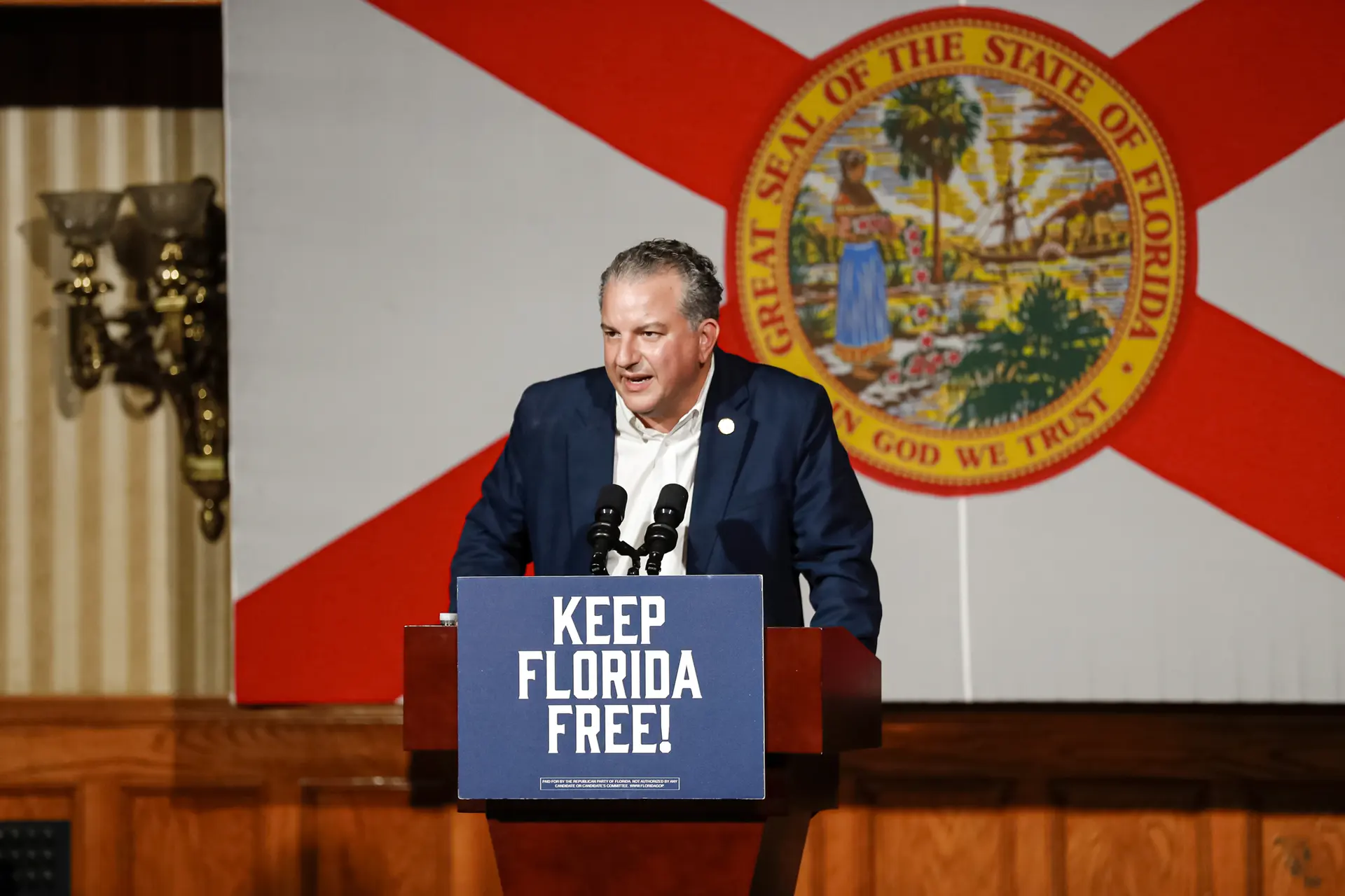 El director financiero de Florida, Jimmy Patronis, habla durante un mitin en el Cheyenne Saloon de Orlando el 7 de noviembre de 2022. Patronis, ahora representante de los Estados Unidos, dijo que se deben revisar las leyes sobre el derribo o la inutilización de drones, especialmente los que sobrevuelan las fronteras estadounidenses. (Octavio Jones/Getty Images).