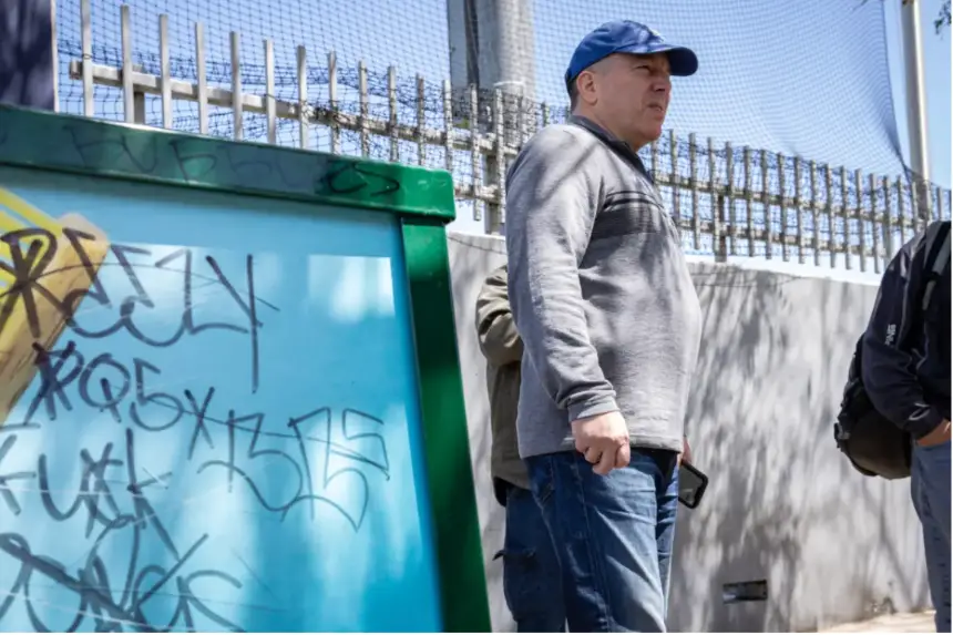 El exsheriff del condado de Los Ángeles, Alex Villanueva, utiliza el sistema de metro de Los Ángeles el 19 de abril de 2023. (John Fredricks/The Epoch Times)