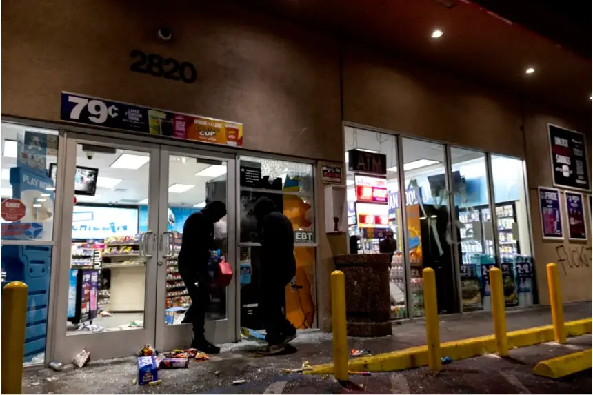 Saqueadores irrumpen en una gasolinera mientras manifestantes y agentes del orden se enfrentan durante una protesta tras los operativos federales de inmigración en el barrio de Compton, Los Ángeles, el 8 de junio de 2025. (Etienne Laurent/AFP vía Getty Images)