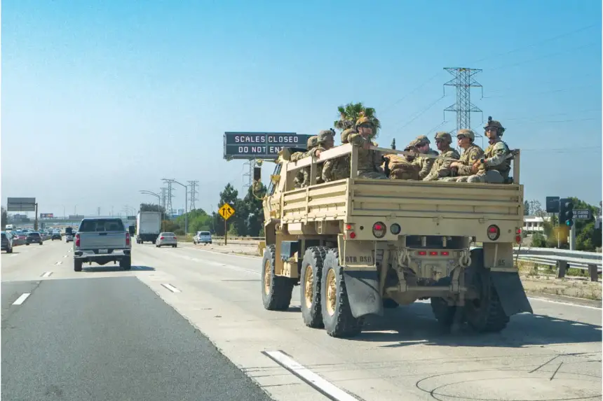 Una unidad militar avanza por la autopista 405 en respuesta a los disturbios en Los Ángeles el 10 de junio de 2025. (John Fredricks/The Epoch Times)